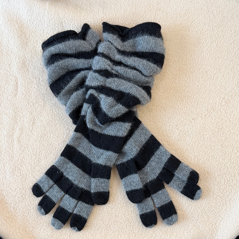 Bergdorf Goodman NWT Women’s Cashmere Striped Gray and Black Gloves, size M